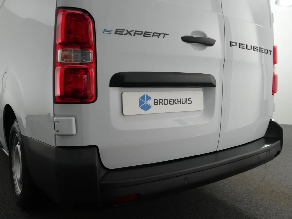L3 75kWh | 16" stalen velgen | ECall: Peugeot Connect SOS & Assistance | Elektrisch bedienbare en verwarmbare buitenspiegels