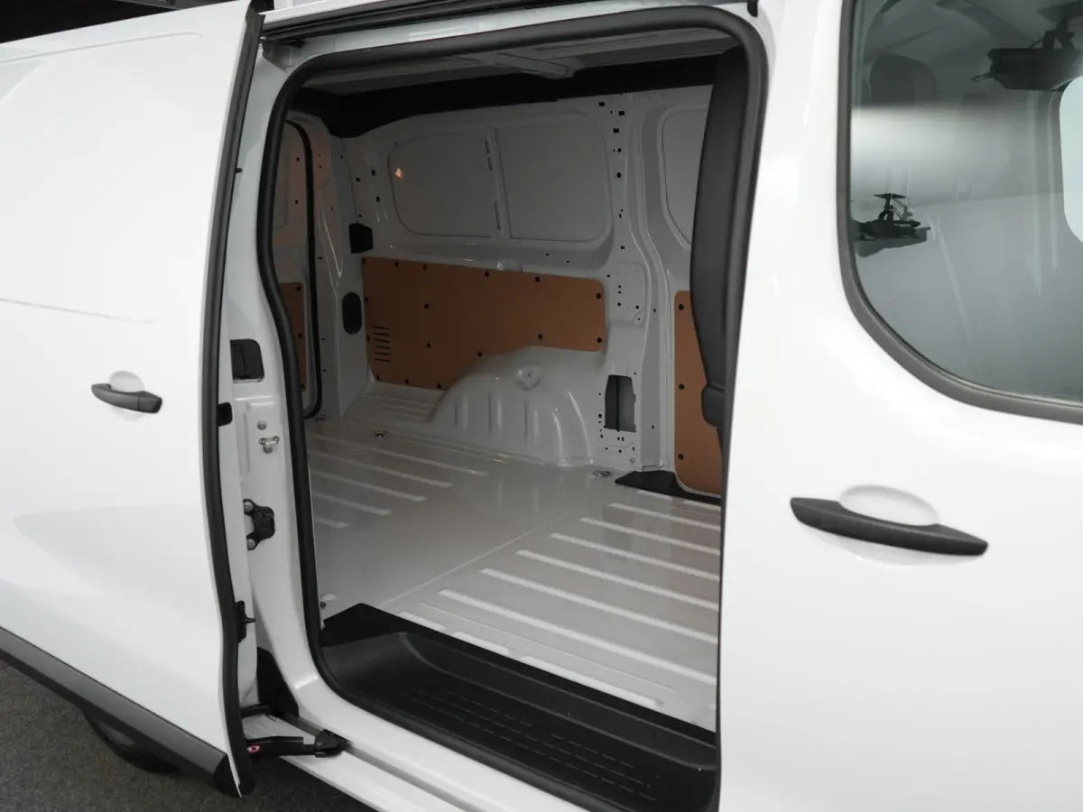L3 75kWh | 16" stalen velgen | ECall: Peugeot Connect SOS & Assistance | Elektrisch bedienbare en verwarmbare buitenspiegels