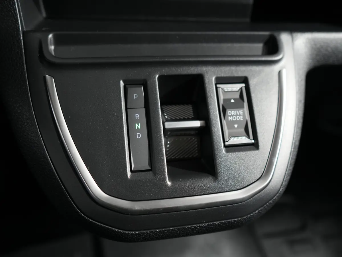 L3 75kWh | 16" stalen velgen | ECall: Peugeot Connect SOS & Assistance | Elektrisch bedienbare en verwarmbare buitenspiegels