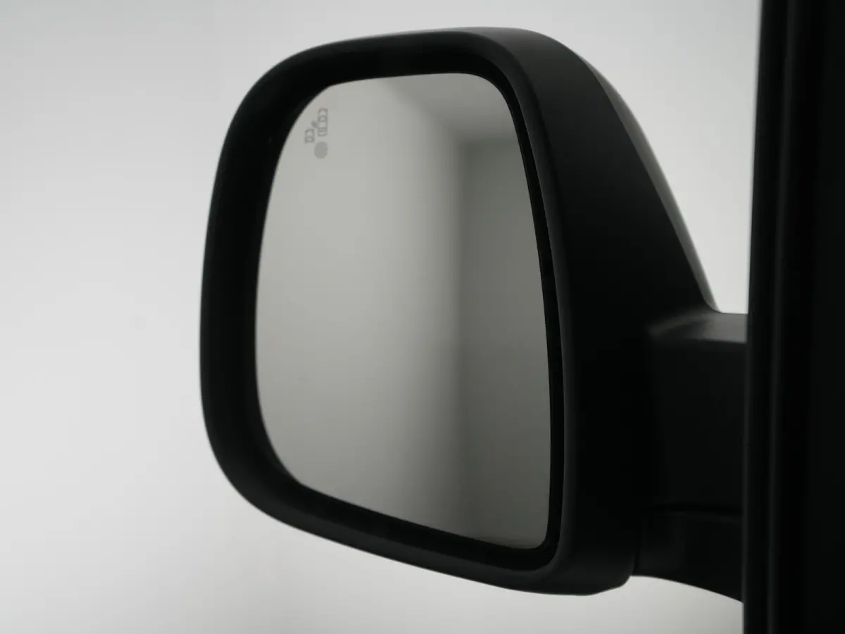 L3 75kWh | 16" stalen velgen | ECall: Peugeot Connect SOS & Assistance | Elektrisch bedienbare en verwarmbare buitenspiegels