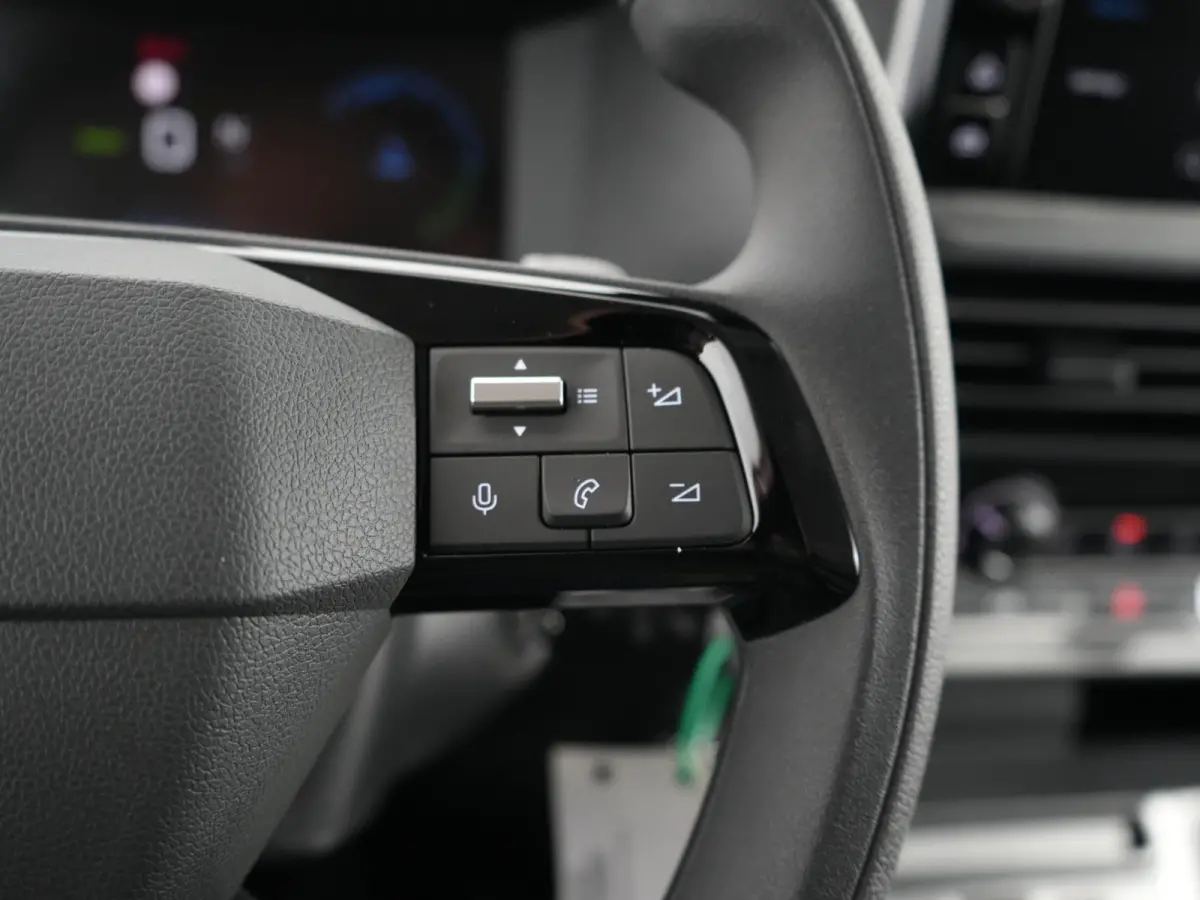 L3 75kWh | 16" stalen velgen | ECall: Peugeot Connect SOS & Assistance | Elektrisch bedienbare en verwarmbare buitenspiegels