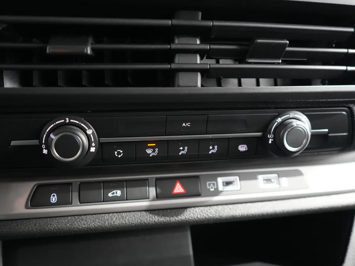 L3 75kWh | 16" stalen velgen | ECall: Peugeot Connect SOS & Assistance | Elektrisch bedienbare en verwarmbare buitenspiegels