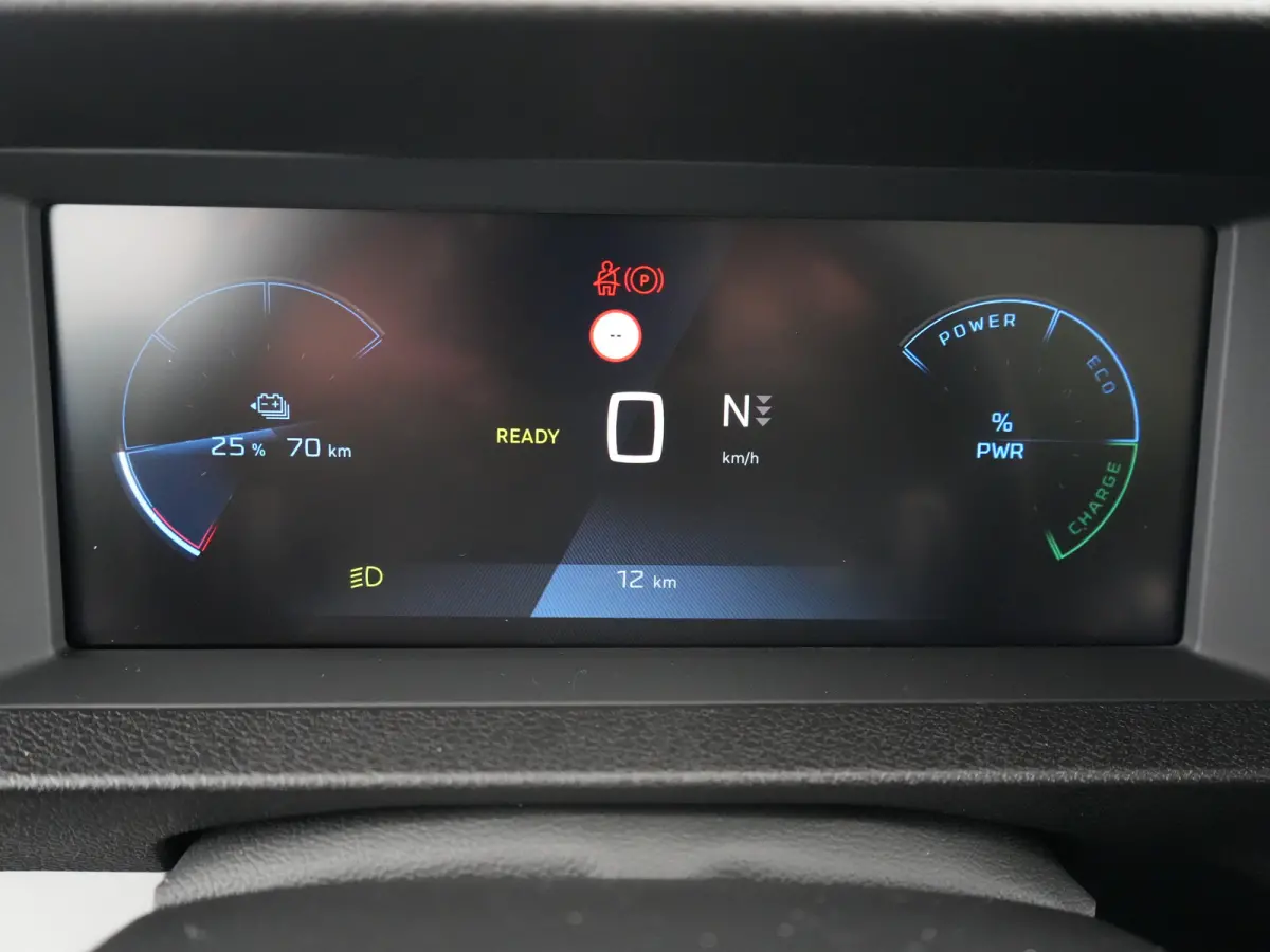 L3 75kWh | 16" stalen velgen | ECall: Peugeot Connect SOS & Assistance | Elektrisch bedienbare en verwarmbare buitenspiegels