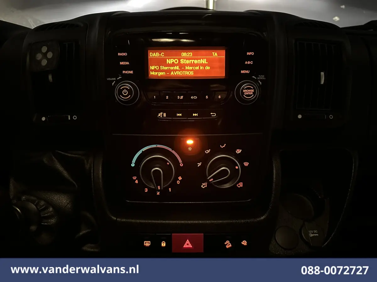 2.2 BlueHDi 141pk Bakwagen 435cm Lang Laadklep Euro6 Airco | 1085kg laadvermogen | Cruisecontrol Bijrijdersbank