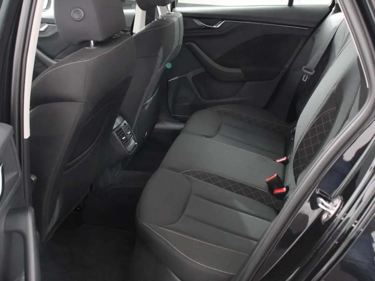 1.0 TSI 110pk DSG Dynamic Navigatie Lane Assist Adaptive Cruise Control Camera Stoelverwarming