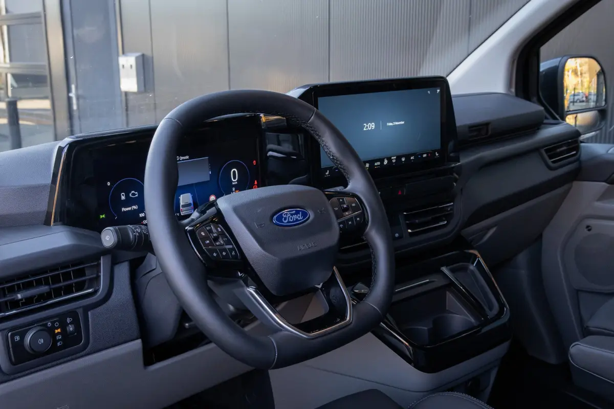 Tourneo Custom 340 2.5 PHEV L2H1 Titanium X | 360 Camera | Pano-dak | AGR-stoel | B&O audio | Wegklap Trekhaak| Dodehoek sensoren | Climate Control | Apple / Android Carplay