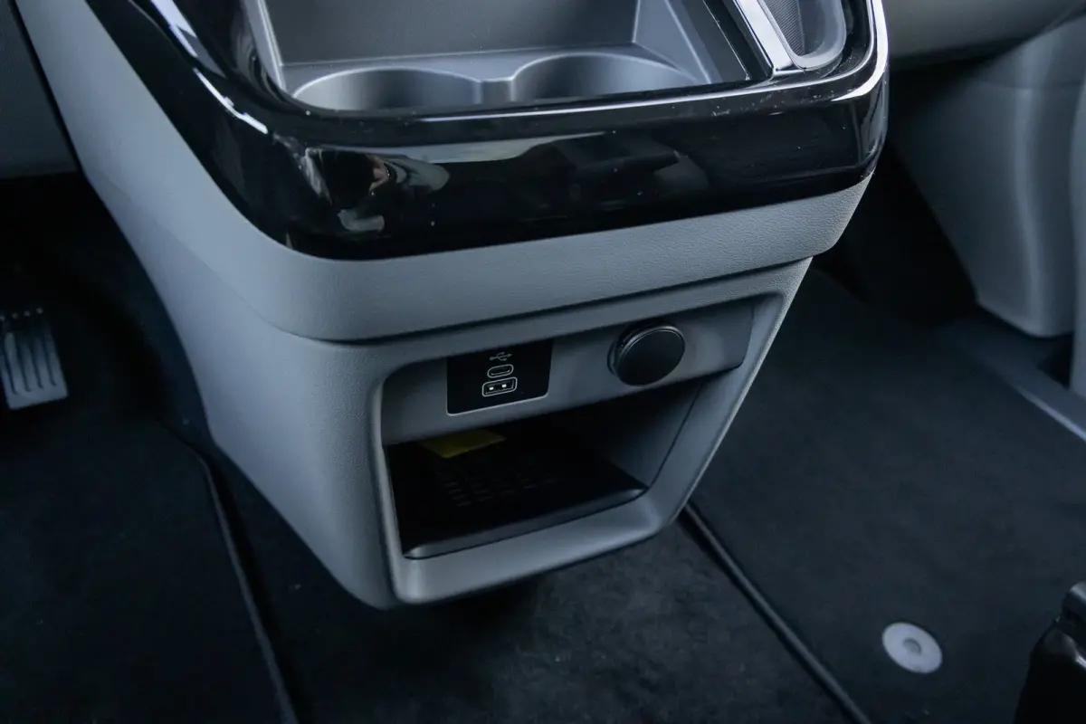 Tourneo Custom 340 2.5 PHEV L2H1 Titanium X | 360 Camera | Pano-dak | AGR-stoel | B&O audio | Wegklap Trekhaak| Dodehoek sensoren | Climate Control | Apple / Android Carplay