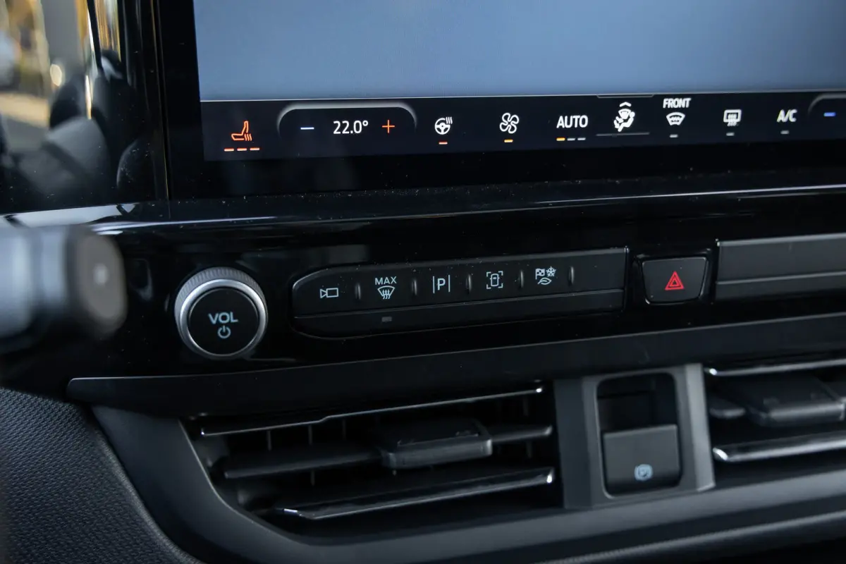 Tourneo Custom 340 2.5 PHEV L2H1 Titanium X | 360 Camera | Pano-dak | AGR-stoel | B&O audio | Wegklap Trekhaak| Dodehoek sensoren | Climate Control | Apple / Android Carplay
