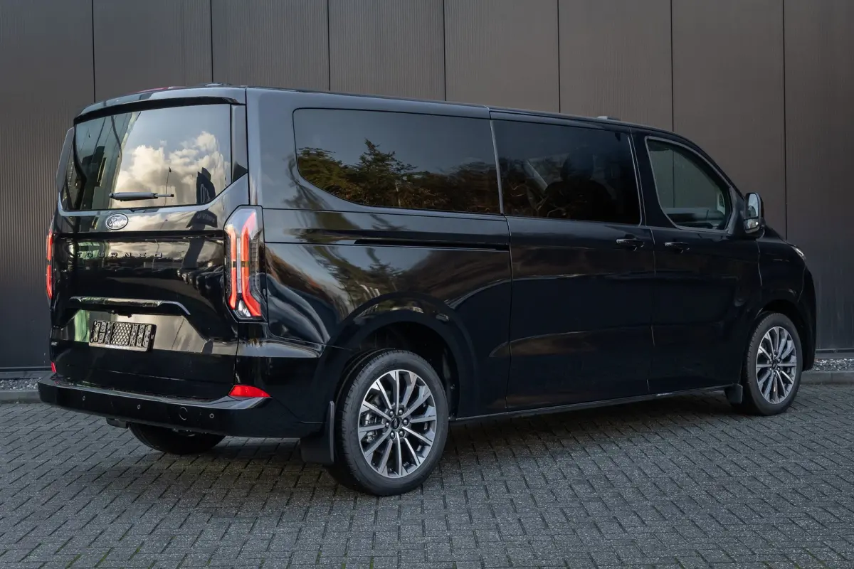 Tourneo Custom 340 2.5 PHEV L2H1 Titanium X | 360 Camera | Pano-dak | AGR-stoel | B&O audio | Wegklap Trekhaak| Dodehoek sensoren | Climate Control | Apple / Android Carplay
