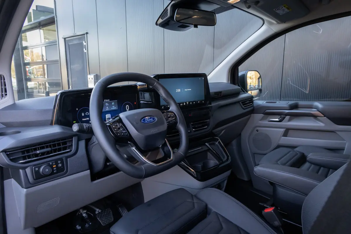 Tourneo Custom 340 2.5 PHEV L2H1 Titanium X | 360 Camera | Pano-dak | AGR-stoel | B&O audio | Wegklap Trekhaak| Dodehoek sensoren | Climate Control | Apple / Android Carplay