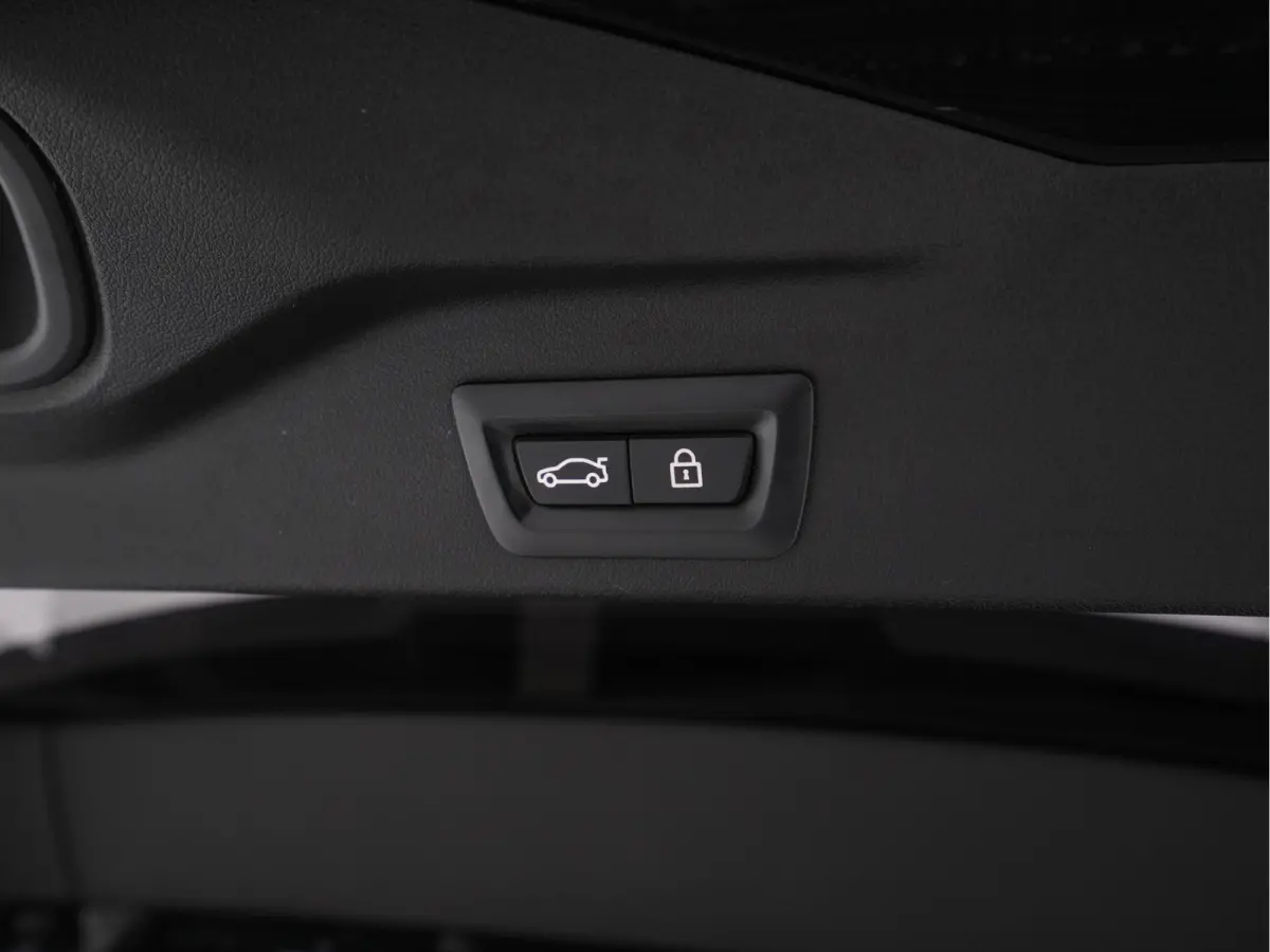 M50d M-Sport-Styling High Executive Aut. *PANO | HEAD-UP | LASER-LED | LEATHER | SOFT-CLOSE | ADAPTIVE-CRUISE | HARMAN/KARDON | BLIND-SPOT | MEMORY-PACK | TOP-VIEW | DIGI-COCKPIT | NAVI-FULL