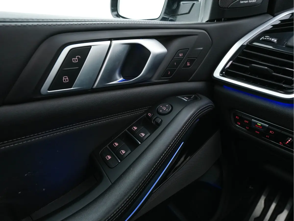 M50d M-Sport-Styling High Executive Aut. *PANO | HEAD-UP | LASER-LED | LEATHER | SOFT-CLOSE | ADAPTIVE-CRUISE | HARMAN/KARDON | BLIND-SPOT | MEMORY-PACK | TOP-VIEW | DIGI-COCKPIT | NAVI-FULL