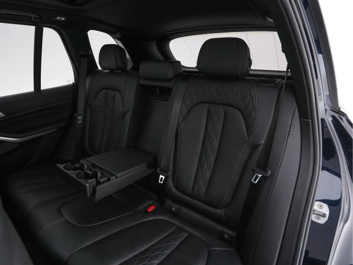 M50d M-Sport-Styling High Executive Aut. *PANO | HEAD-UP | LASER-LED | LEATHER | SOFT-CLOSE | ADAPTIVE-CRUISE | HARMAN/KARDON | BLIND-SPOT | MEMORY-PACK | TOP-VIEW | DIGI-COCKPIT | NAVI-FULL
