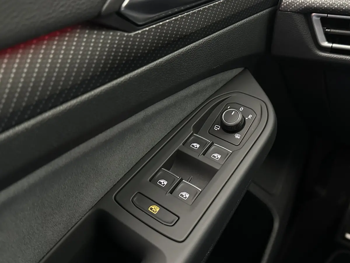 1.5 eTSI R-Line Dodehoek herkenning | Camera | Virtual display | Keyless entry