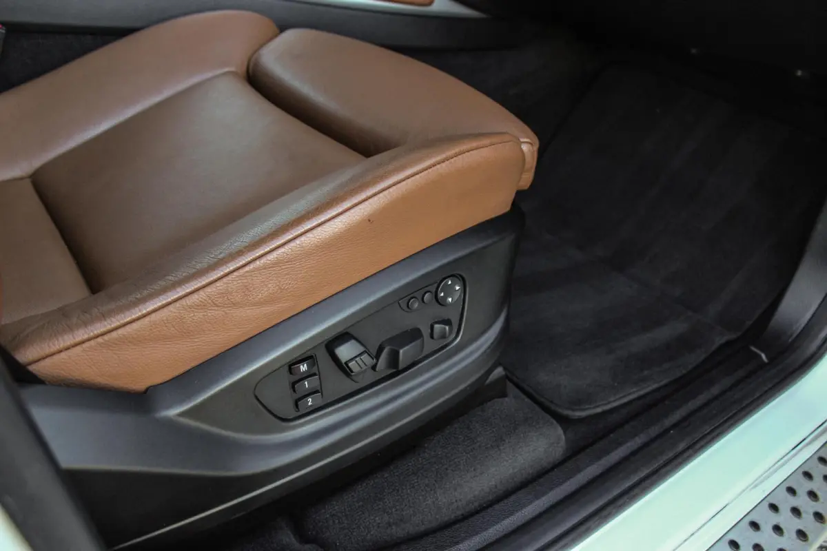 xDrive35i E71 High Executive | 306 pk | 20 inch | Dakraam | Stoelverwarming | Comfortstoelen | Memory | Xenon | Hifi audio | PDC | Navi | Cruise control | Schakelpaddles