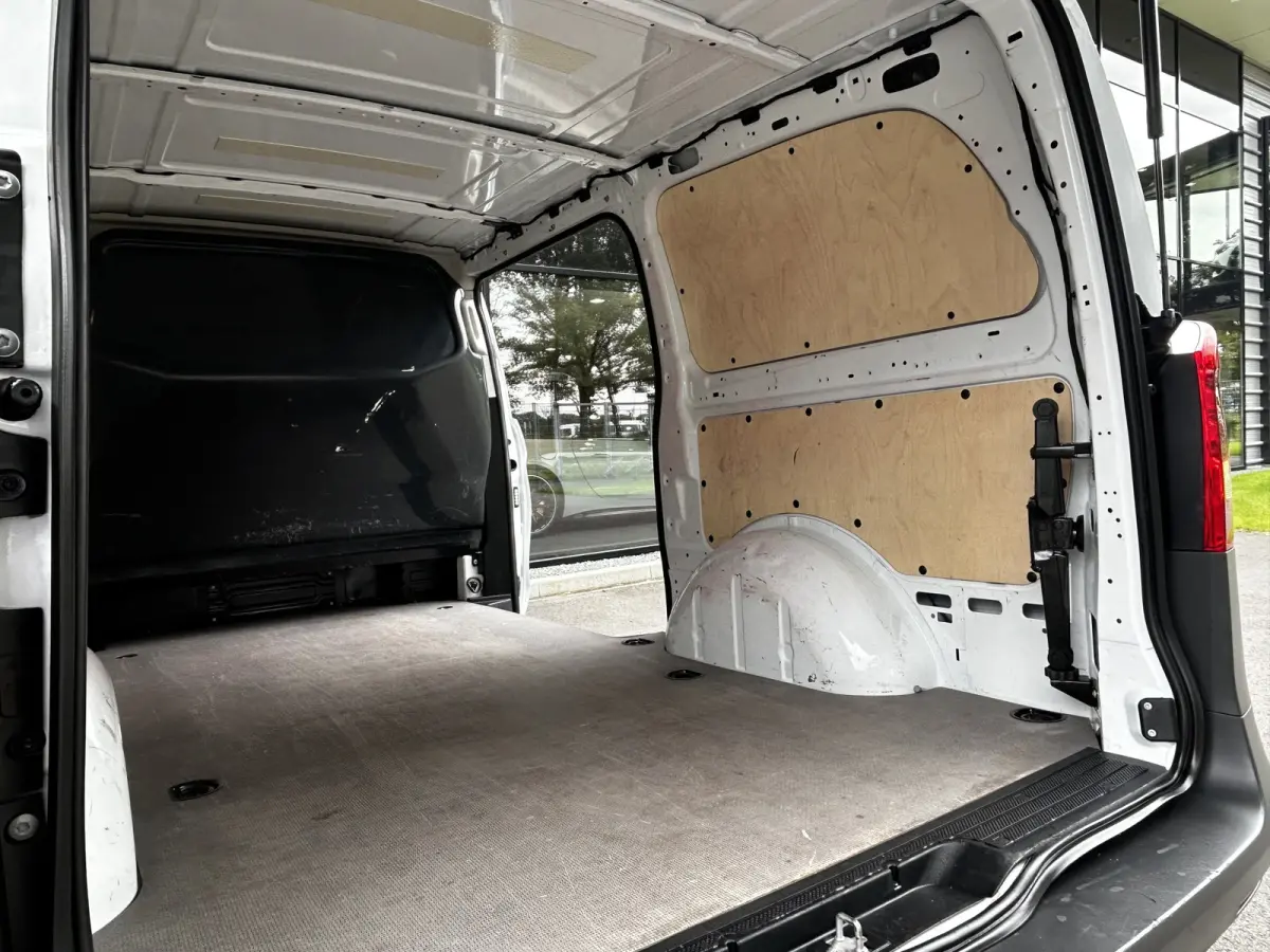 110 CDI L2 Lang RWD // RIJKLAAR // Airco // Achterklep // 6 mnd Garantie // 2.000kg // Bank // Radio // CV // Betimmering // Wieldoppen