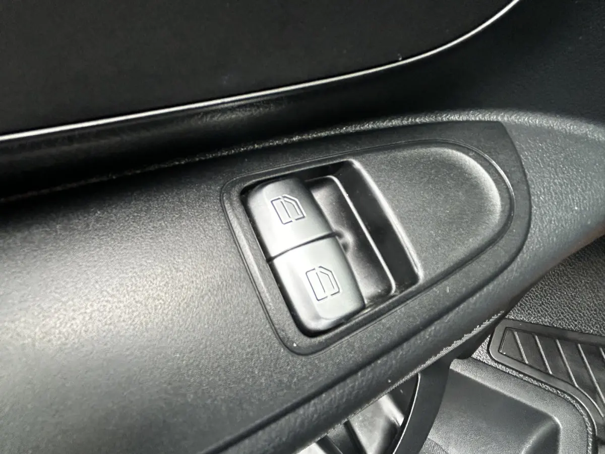 110 CDI L2 Lang RWD // RIJKLAAR // Airco // Achterklep // 6 mnd Garantie // 2.000kg // Bank // Radio // CV // Betimmering // Wieldoppen