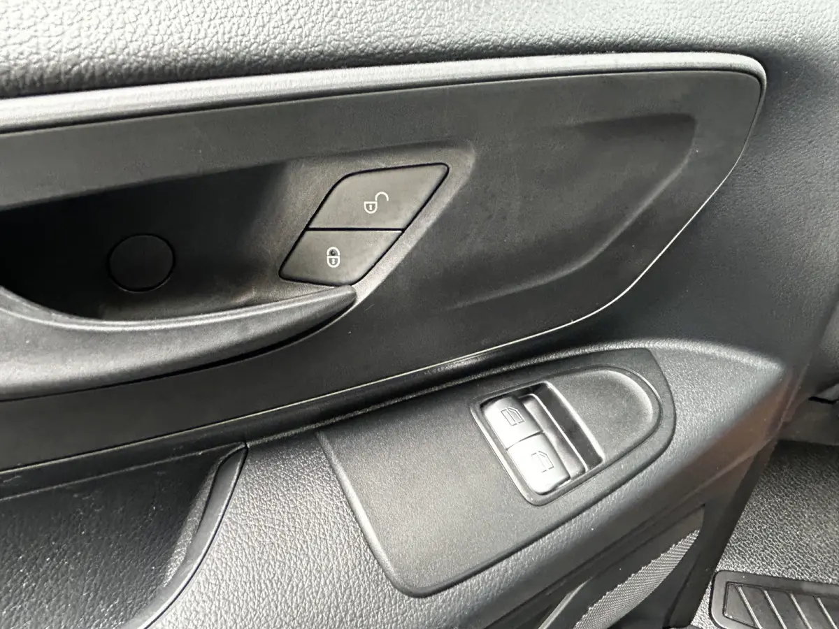 110 CDI L2 Lang RWD // RIJKLAAR // Airco // Achterklep // 6 mnd Garantie // 2.000kg // Bank // Radio // CV // Betimmering // Wieldoppen
