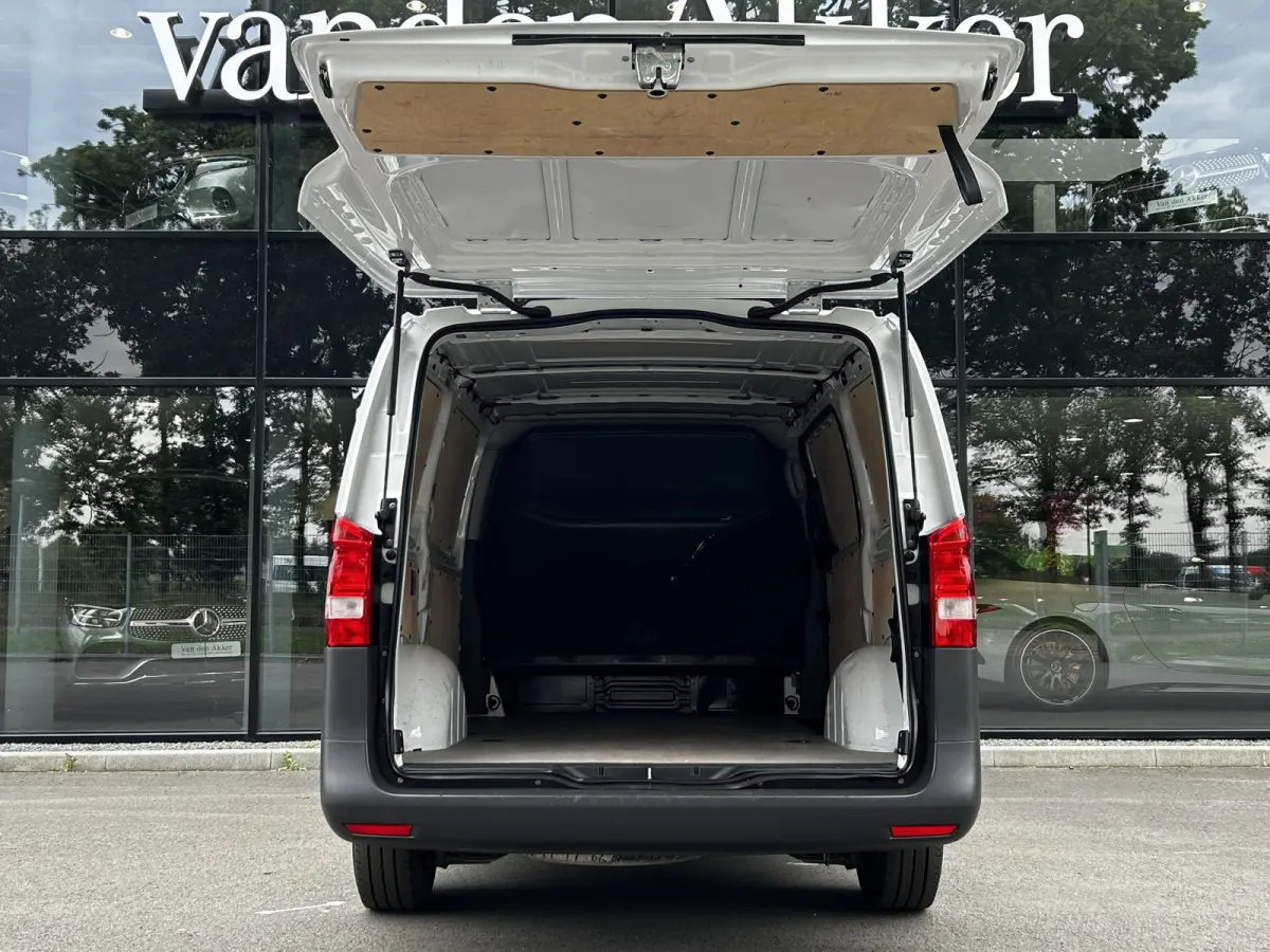 110 CDI L2 Lang RWD // RIJKLAAR // Airco // Achterklep // 6 mnd Garantie // 2.000kg // Bank // Radio // CV // Betimmering // Wieldoppen