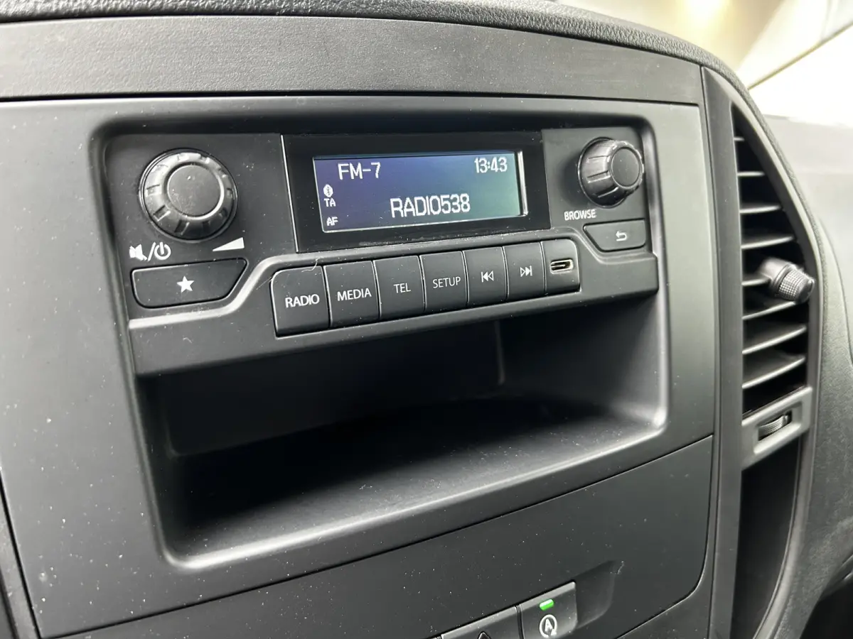 110 CDI L2 Lang RWD // € 398,- p/mnd // Airco // Achterklep // 12 mnd Garantie // 2000kg // Bank // Radio // CV // Betimmering // Wieldoppen