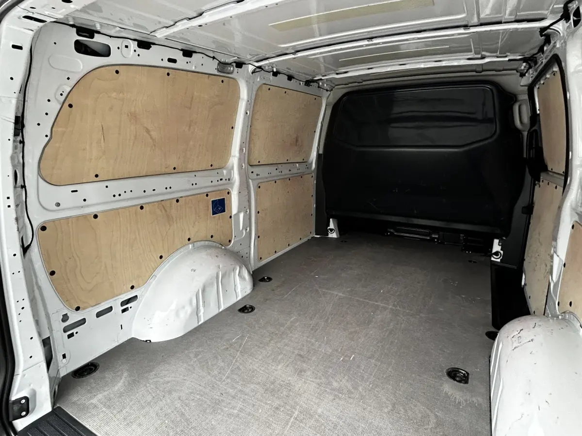 110 CDI L2 Lang RWD // € 398,- p/mnd // Airco // Achterklep // 12 mnd Garantie // 2000kg // Bank // Radio // CV // Betimmering // Wieldoppen