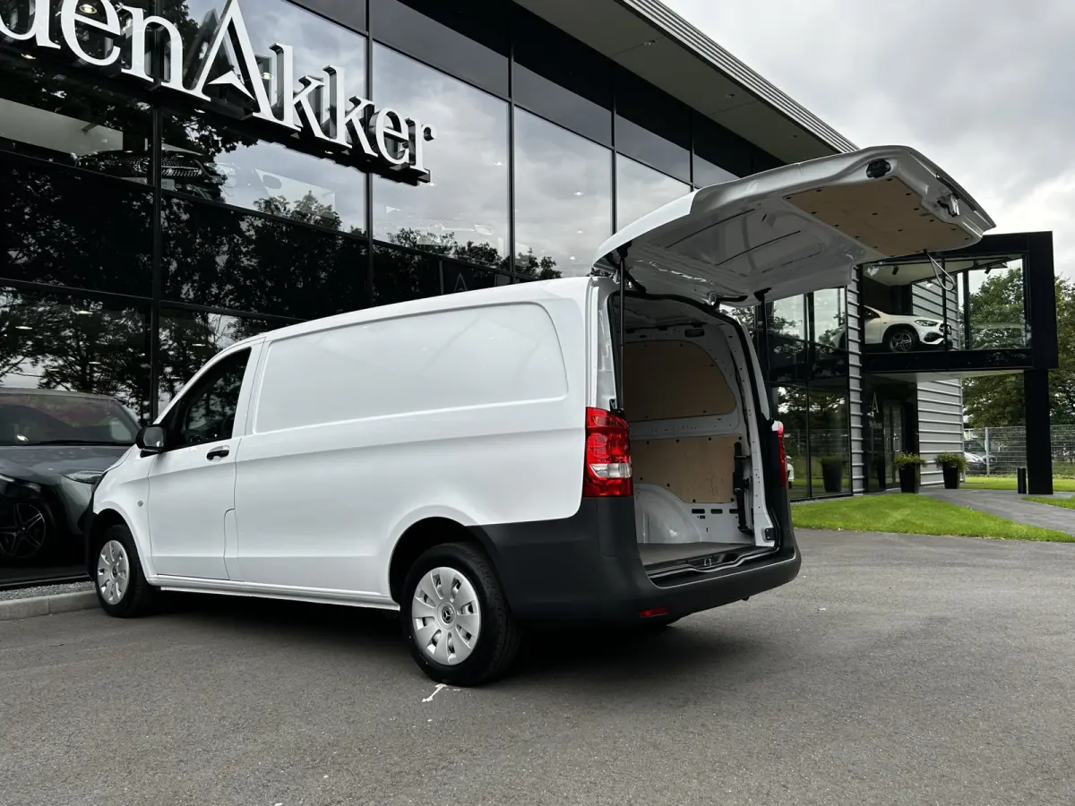 110 CDI L2 Lang RWD // € 398,- p/mnd // Airco // Achterklep // 12 mnd Garantie // 2000kg // Bank // Radio // CV // Betimmering // Wieldoppen