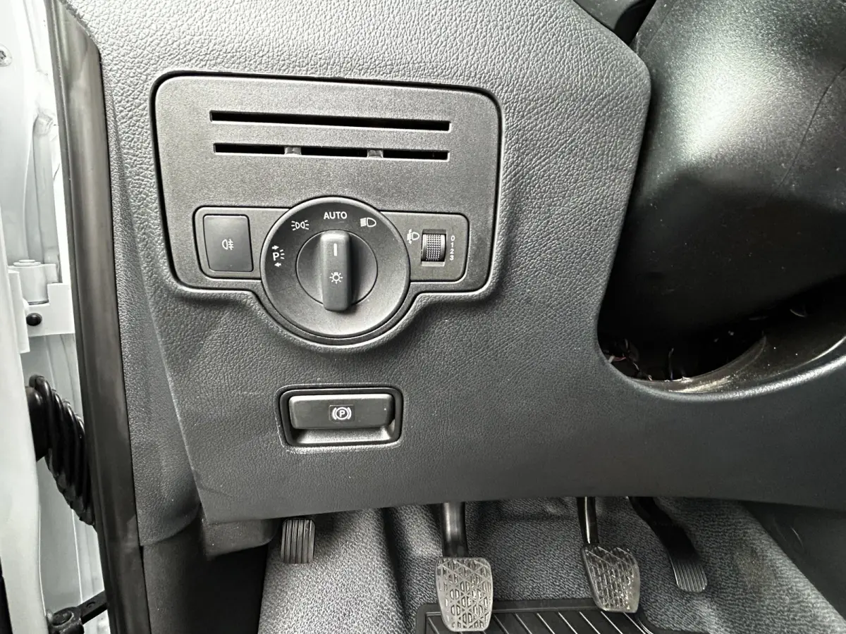 110 CDI L2 Lang RWD // € 398,- p/mnd // Airco // Achterklep // 12 mnd Garantie // 2000kg // Bank // Radio // CV // Betimmering // Wieldoppen