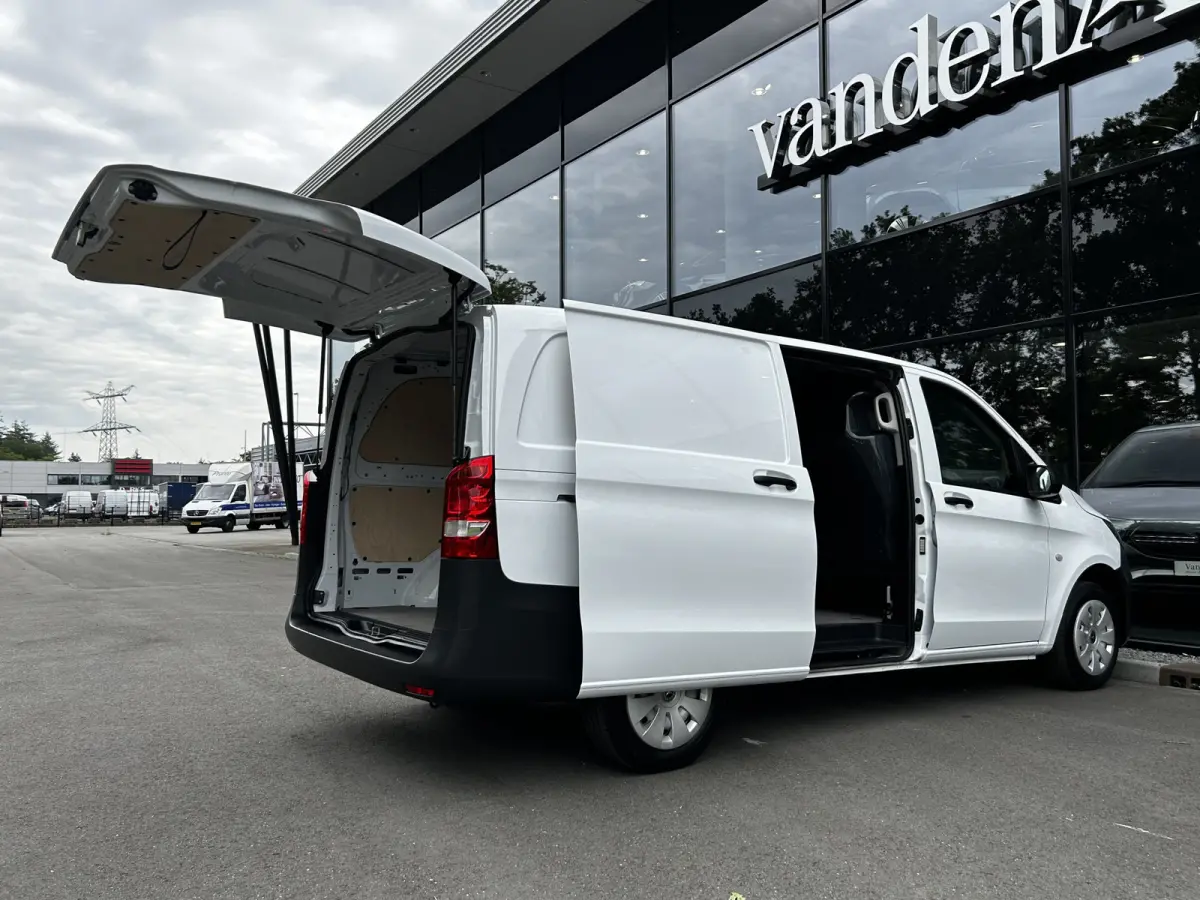 110 CDI L2 Lang RWD // € 398,- p/mnd // Airco // Achterklep // 12 mnd Garantie // 2000kg // Bank // Radio // CV // Betimmering // Wieldoppen