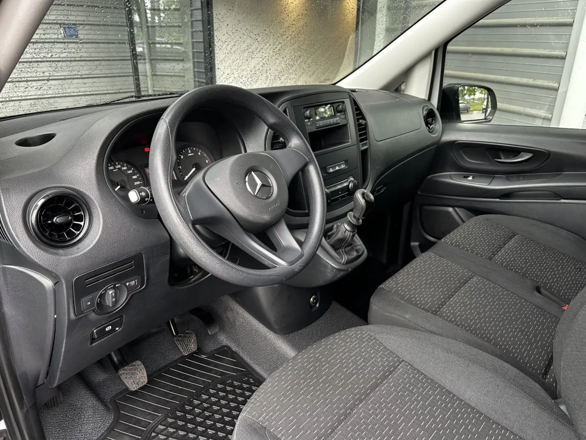 110 CDI L2 Lang RWD // € 398,- p/mnd // Airco // Achterklep // 12 mnd Garantie // 2000kg // Bank // Radio // CV // Betimmering // Wieldoppen