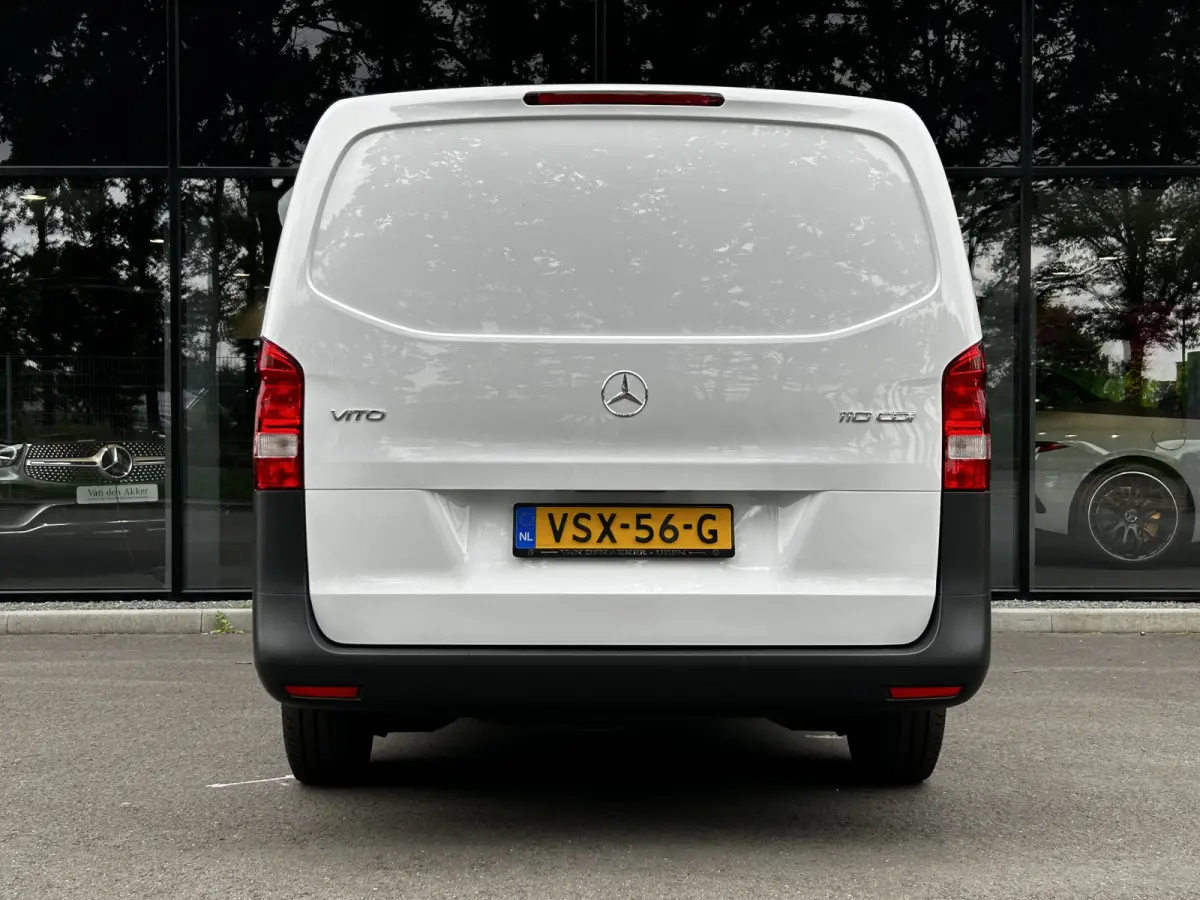 110 CDI L2 Lang RWD // € 398,- p/mnd // Airco // Achterklep // 12 mnd Garantie // 2000kg // Bank // Radio // CV // Betimmering // Wieldoppen