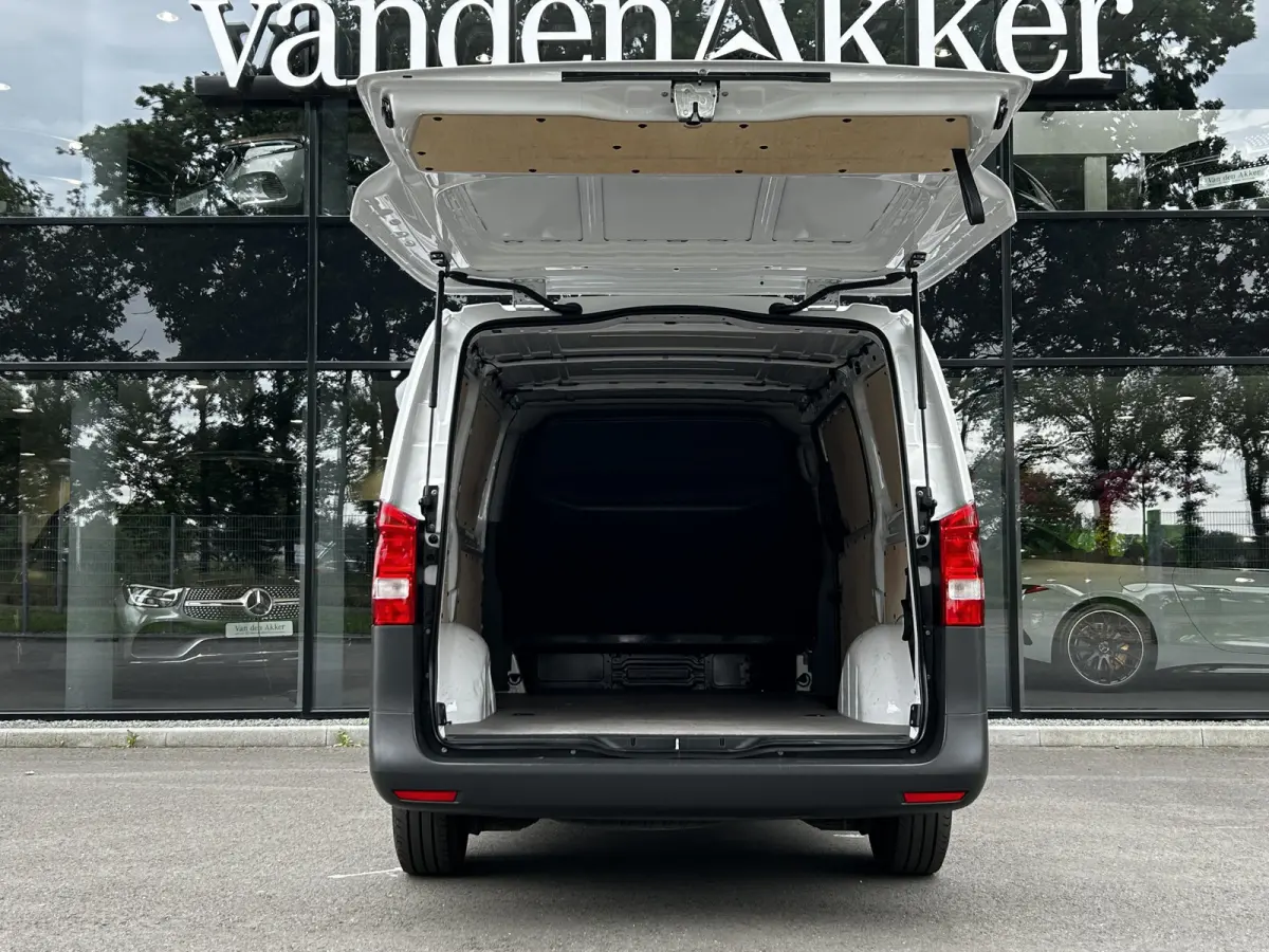 110 CDI L2 Lang RWD // € 398,- p/mnd // Airco // Achterklep // 12 mnd Garantie // 2000kg // Bank // Radio // CV // Betimmering // Wieldoppen