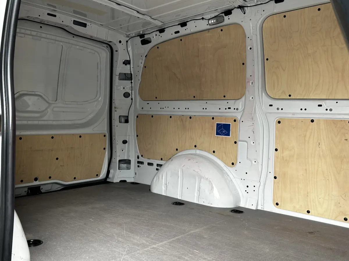 110 CDI L2 Lang RWD // € 398,- p/mnd // Airco // Achterklep // 12 mnd Garantie // 2000kg // Bank // Radio // CV // Betimmering // Wieldoppen