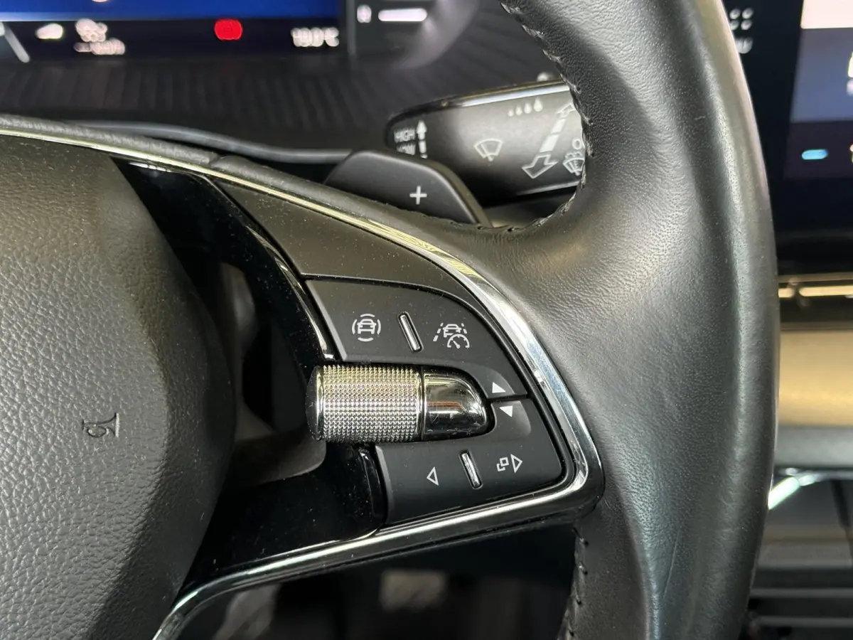 1.0 e-TSI Business Edition Navigatie Apple Carplay/Android Auto Parkeersensoren Adaptive Cruise Control Virtual Cockpit Full Led Climate Control Lichtmetalen velgen