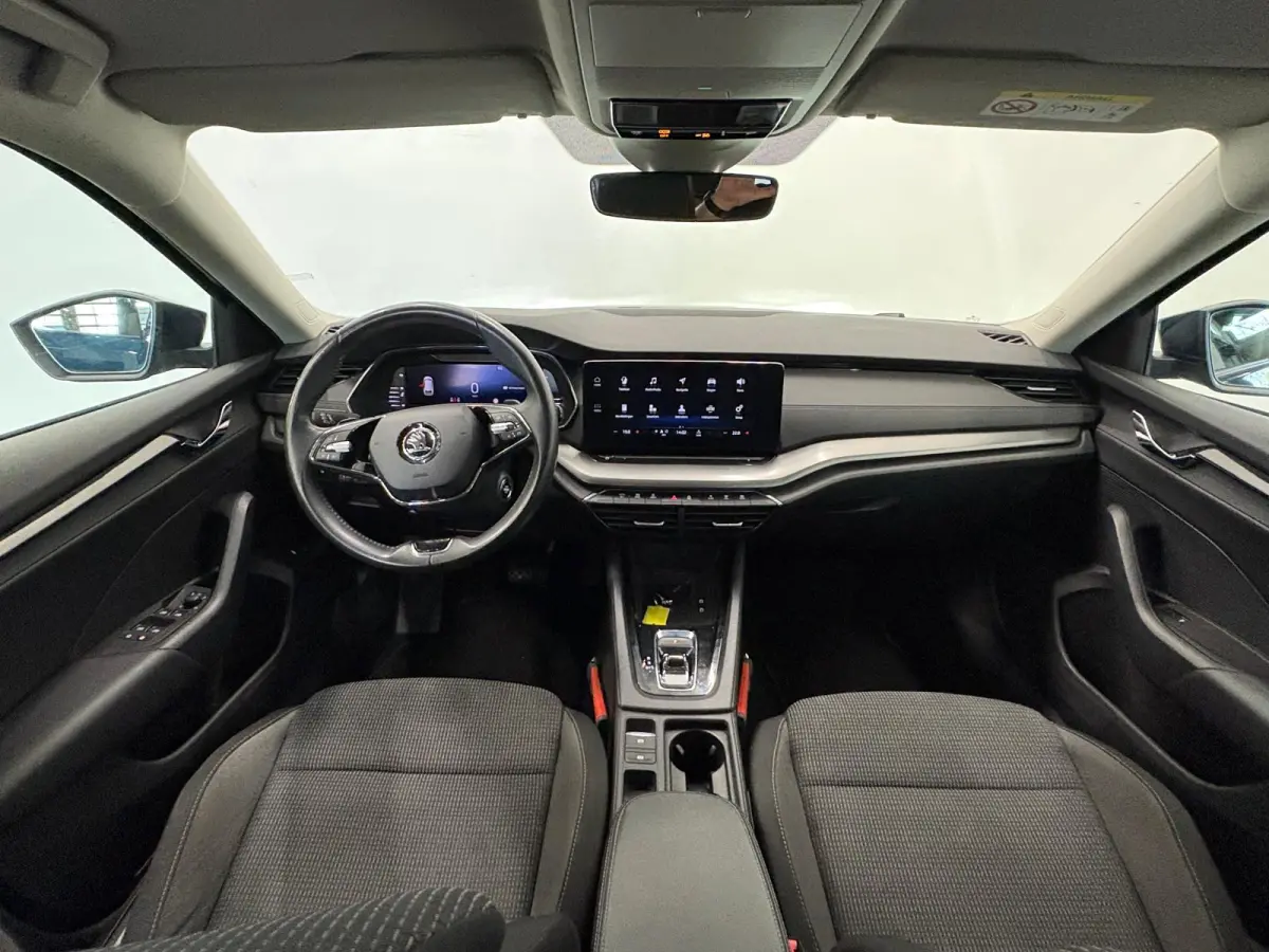 1.0 e-TSI Business Edition Navigatie Apple Carplay/Android Auto Parkeersensoren Adaptive Cruise Control Virtual Cockpit Full Led Climate Control Lichtmetalen velgen