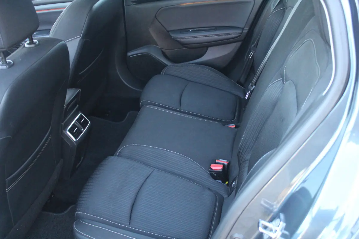 1.3 TCe Limited Navigatie l Airco l Cruise control l Bluetooth l Keyless entry/Start l Elektrisch inklapbare spiegels