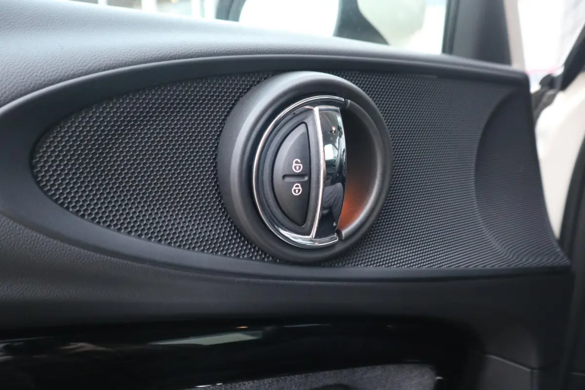 One | Cruise Control | Parkeersensor Achter | LED Koplampen |