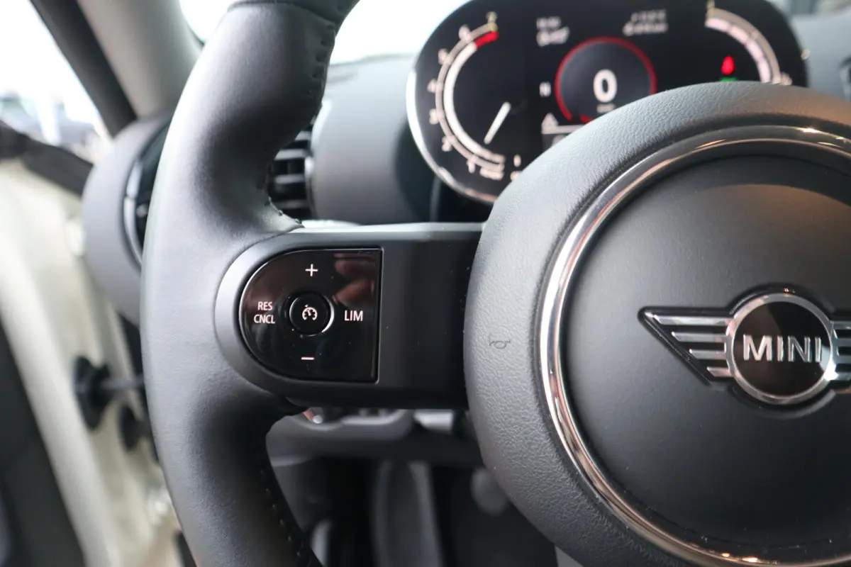 One | Cruise Control | Parkeersensor Achter | LED Koplampen |