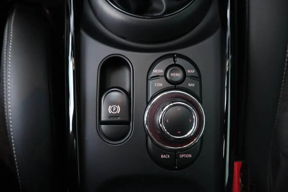 One | Cruise Control | Parkeersensor Achter | LED Koplampen |