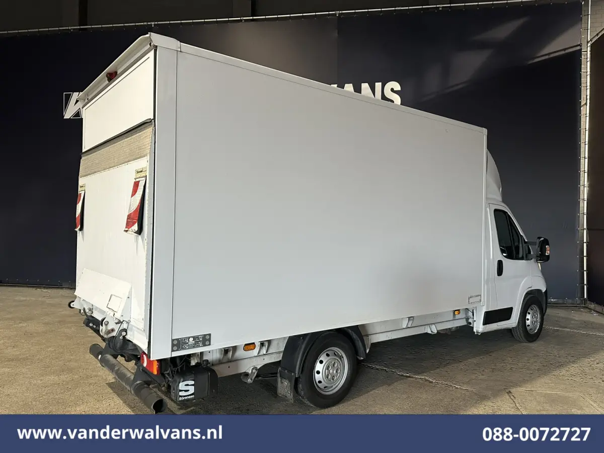 2.2 BlueHDi 141pk Bakwagen 428cm Lang Laadklep Euro6 Airco | Camera | 1085kg laadvermogen Bijrijdersbank