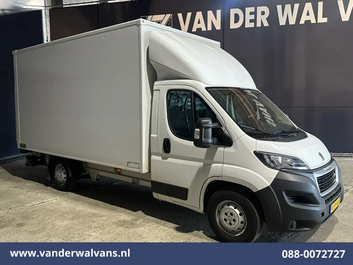 2.2 BlueHDi 141pk Bakwagen 428cm Lang Laadklep Euro6 Airco | Camera | 1085kg laadvermogen Bijrijdersbank