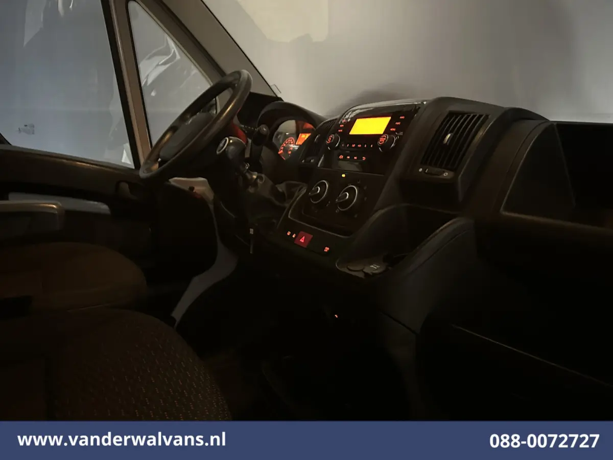 2.2 BlueHDi 141pk Bakwagen 428cm Lang Laadklep Euro6 Airco | Camera | 1085kg laadvermogen Bijrijdersbank