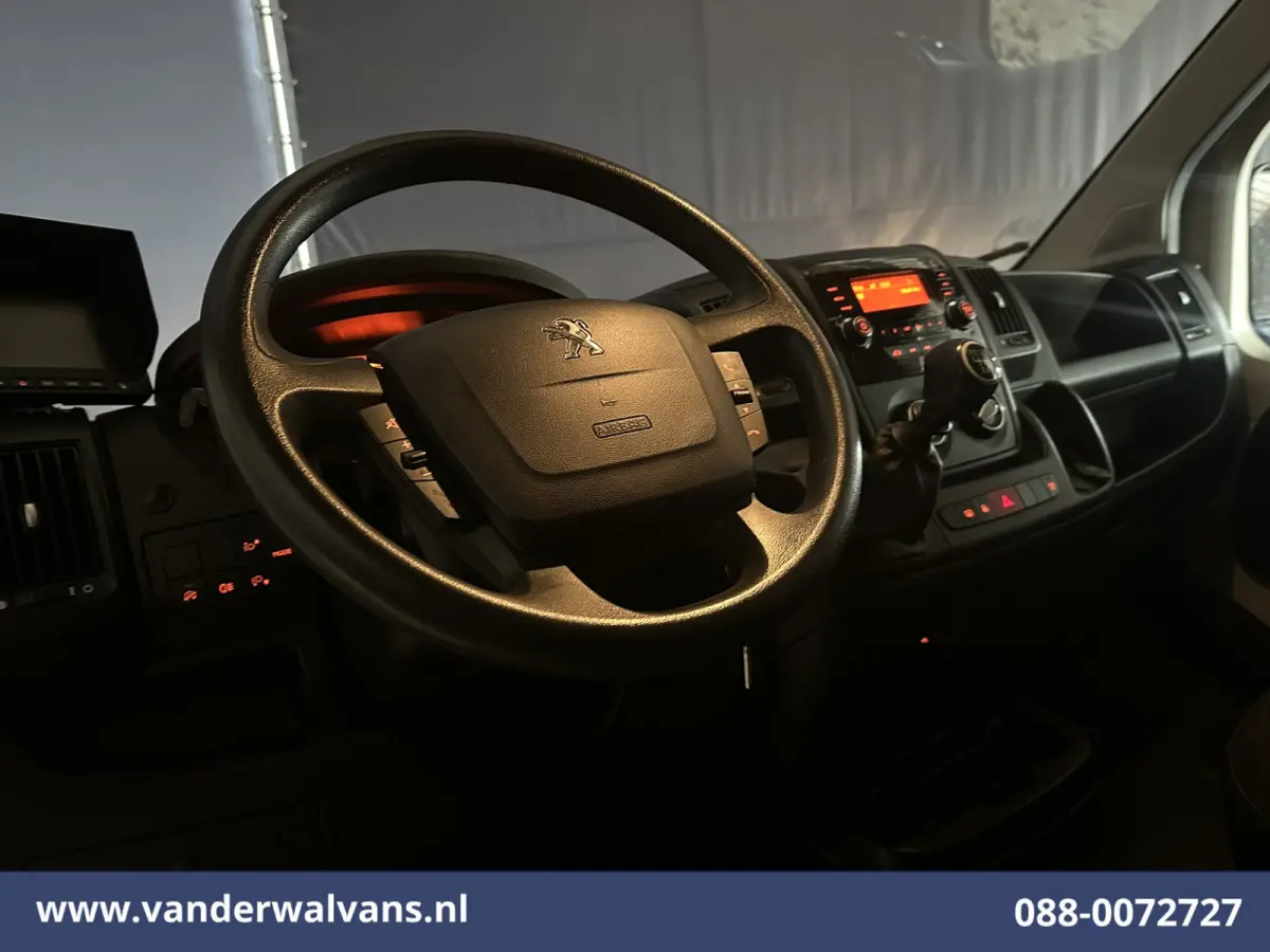 2.2 BlueHDi 141pk Bakwagen 428cm Lang Laadklep Euro6 Airco | Camera | 1085kg laadvermogen Bijrijdersbank