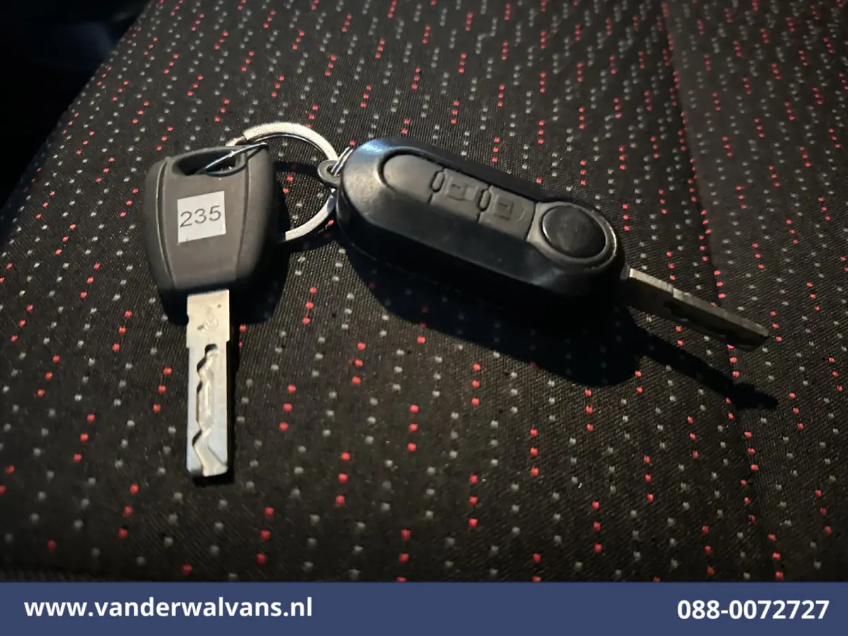 2.2 BlueHDi 141pk Bakwagen 428cm Lang Laadklep Euro6 Airco | Camera | 1085kg laadvermogen Bijrijdersbank