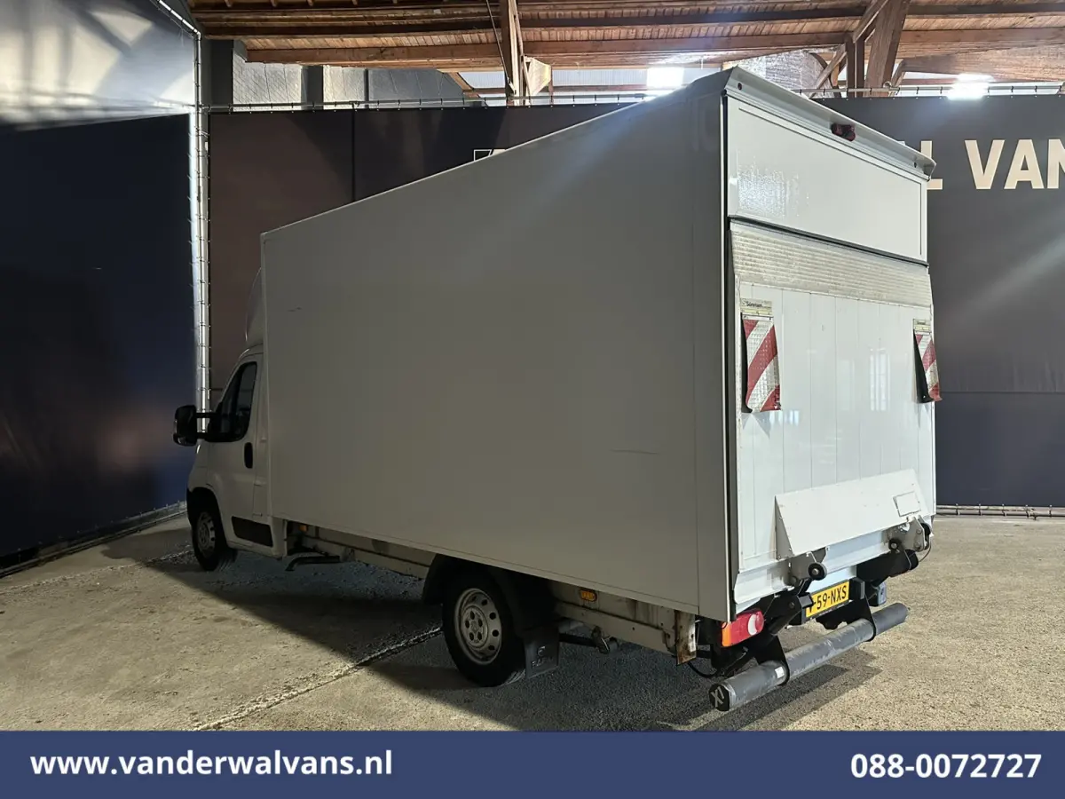 2.2 BlueHDi 141pk Bakwagen 428cm Lang Laadklep Euro6 Airco | Camera | 1085kg laadvermogen Bijrijdersbank