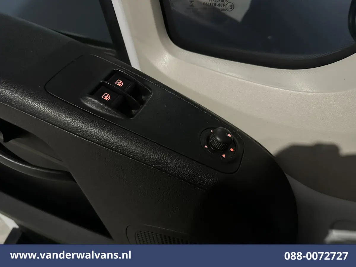 2.2 BlueHDi 141pk Bakwagen 428cm Lang Laadklep Euro6 Airco | Camera | 1085kg laadvermogen Bijrijdersbank