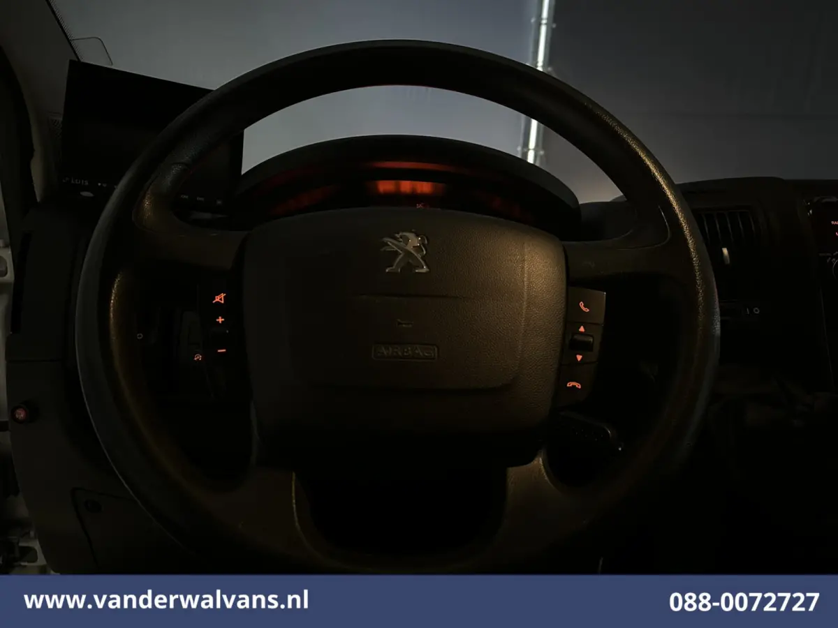2.2 BlueHDi 141pk Bakwagen 428cm Lang Laadklep Euro6 Airco | Camera | 1085kg laadvermogen Bijrijdersbank