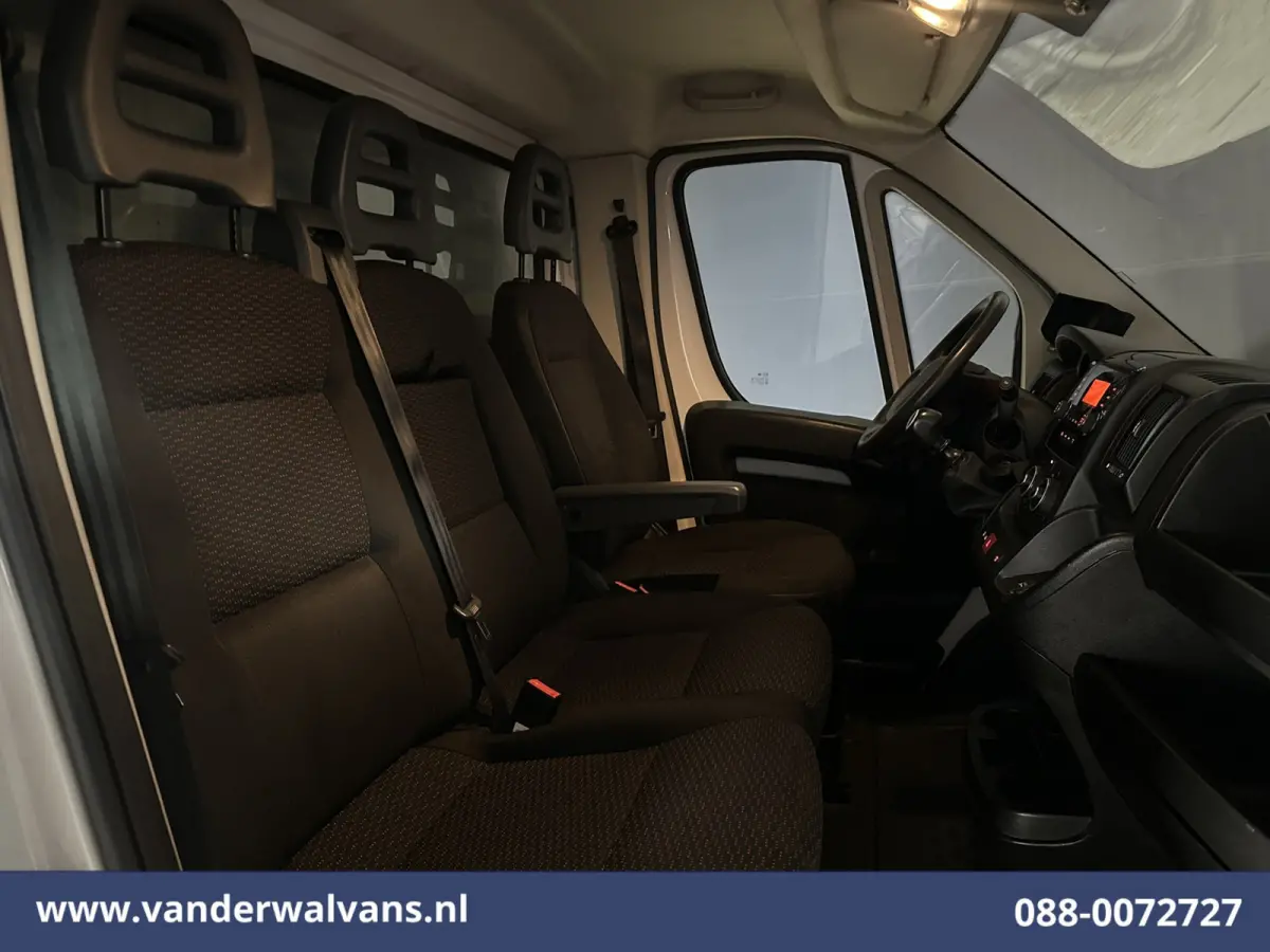 2.2 BlueHDi 141pk Bakwagen 428cm Lang Laadklep Euro6 Airco | Camera | 1085kg laadvermogen Bijrijdersbank