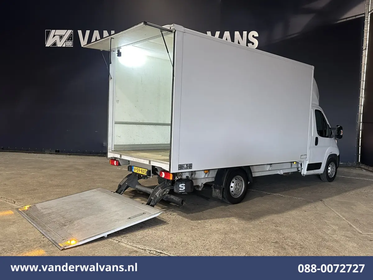 2.2 BlueHDi 141pk Bakwagen 428cm Lang Laadklep Euro6 Airco | Camera | 1085kg laadvermogen Bijrijdersbank