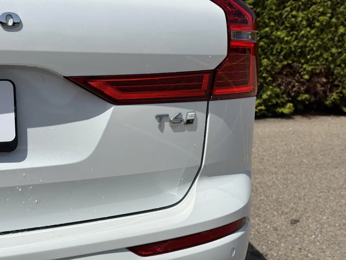 T6 Plug-in hybrid AWD Plus Dark | Blis | Keyless | Pano dak | Elektrische stoelen | AppleCarplay | Stuur en Stoel verwarming | 360 camera | Google |