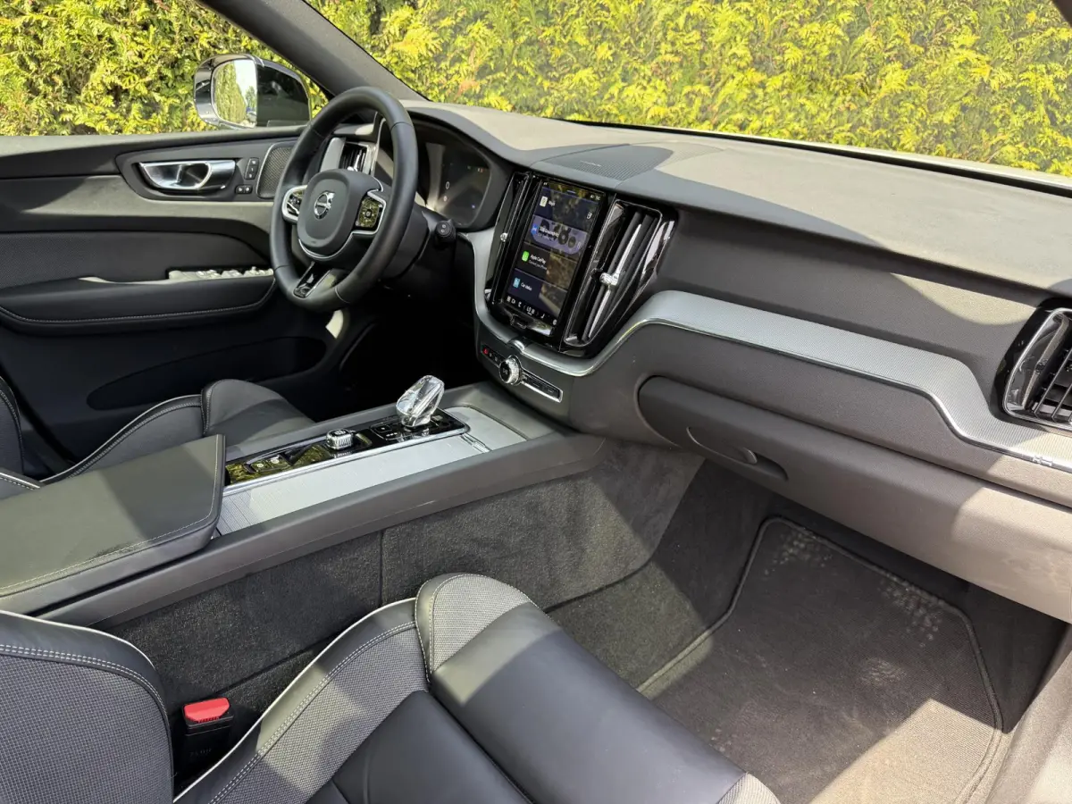 T6 Plug-in hybrid AWD Plus Dark | Blis | Keyless | Pano dak | Elektrische stoelen | AppleCarplay | Stuur en Stoel verwarming | 360 camera | Google |